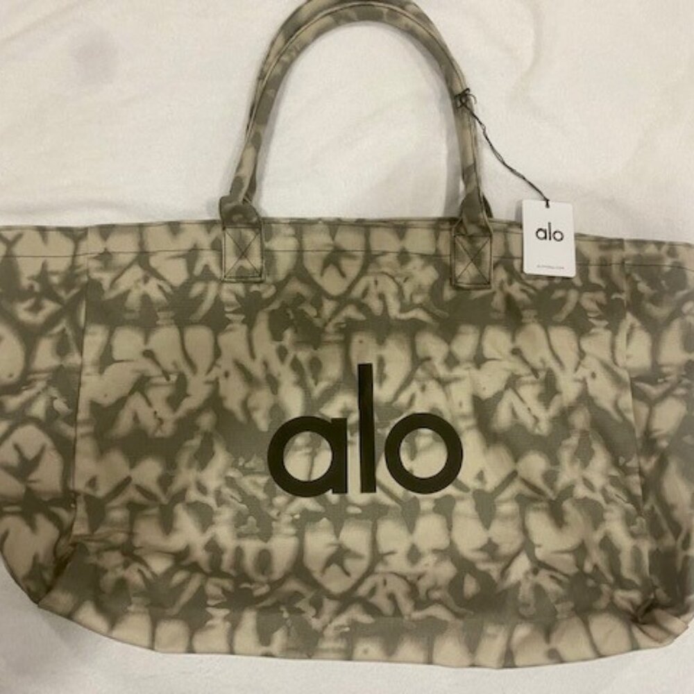 Alo Yoga - Tie Dye Tote Bag One Size - W7066R - In Grey Tieddye.